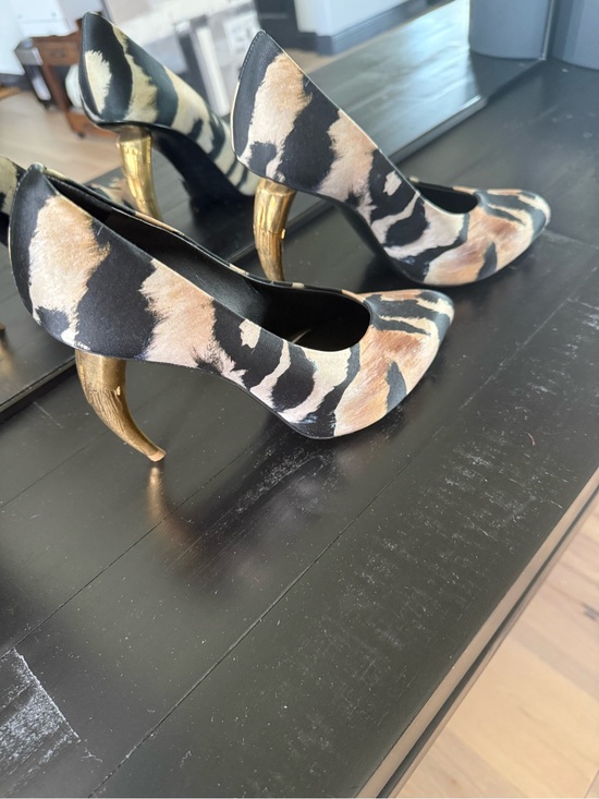 Roberto Cavalli Shoes - Women’s Leopard Print Pointed-Toe Heels with Gold Stiletto Heel